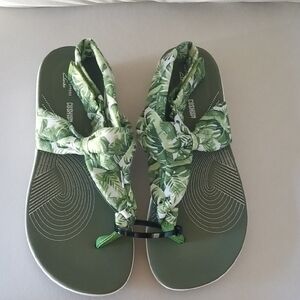 Cloudsteppers by Clarks Green Floral Sandals